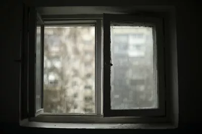 عکس پنجره ای به خیابان: قاب پنجره ای در تاریکی شب