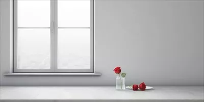 عکس پنجره و گل سرخ روی میز در نور خورشید با پس زمینه محو و زیبا