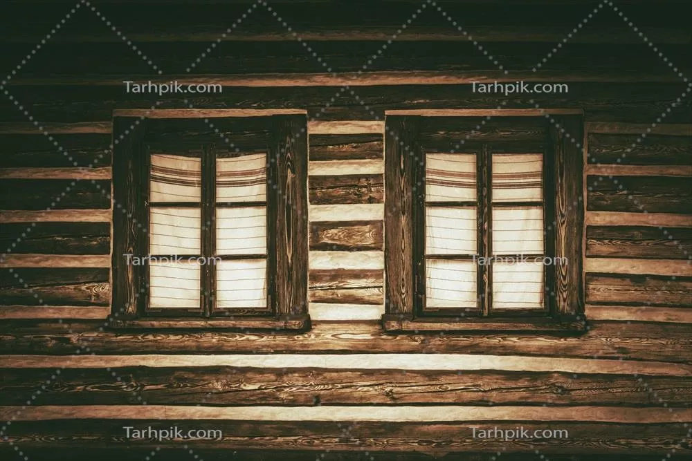 عکس دو پنجره قدیمی با طراحی زیبا و جذاب در یک نمای دلنشین