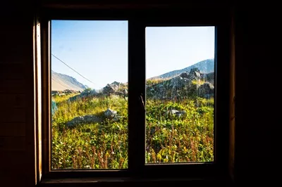 عکس نمایی زیبا از طبیعت بکر گرجستان در کوه های قفقاز از کلبه پناهگاه