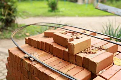 عکس توده ای از آجرهای قرمز جدید برای ساخت و ساز در یک مکان
