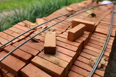 عکس توده ای از آجرهای قرمز جدید برای ساخت و ساز در یک مکان