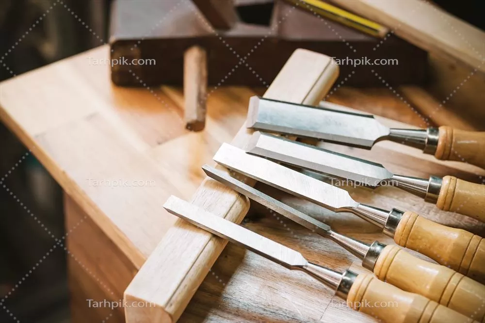 عکس ابزارهای چوب کاری: چکش و اسکنه برای نجاری و کنده کاری چوب