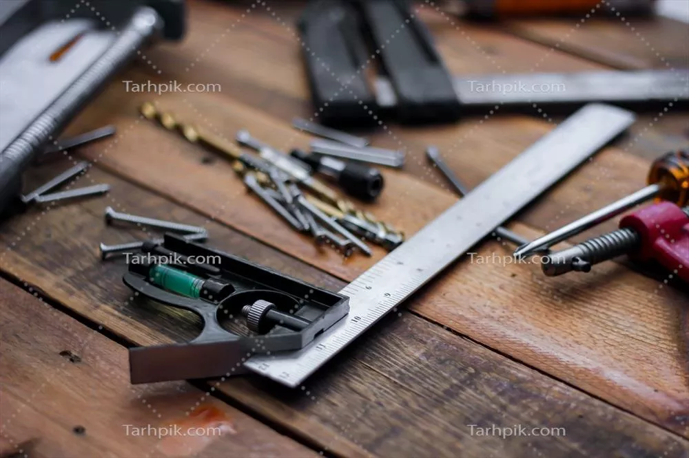 عکس مجموعه ای از ابزارهای نجاری بر روی زمینه چوبی زیبا و جذاب