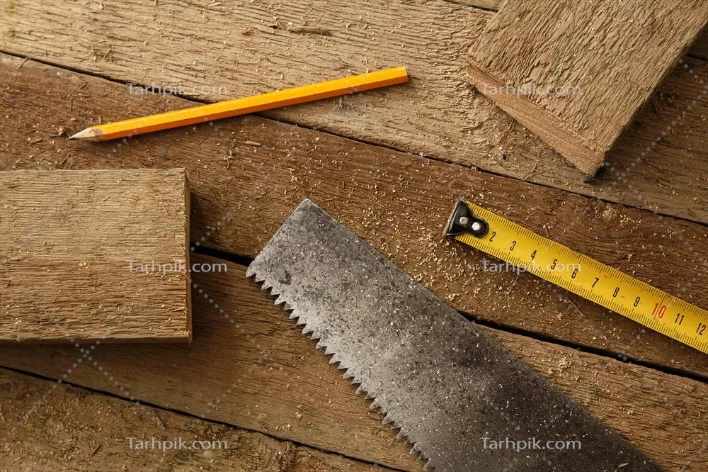عکس ابزارهای نجاری بر روی سطح چوبی: بررسی و کاربردها