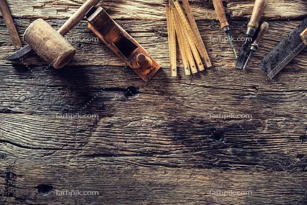 عکس ابزارهای نجاری قدیمی در کارگاه نجاری: نگاهی به تاریخچه و هنر نجاری