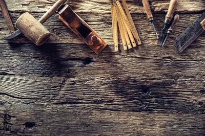 عکس ابزارهای نجاری قدیمی در کارگاه نجاری: نگاهی به تاریخچه و هنر نجاری