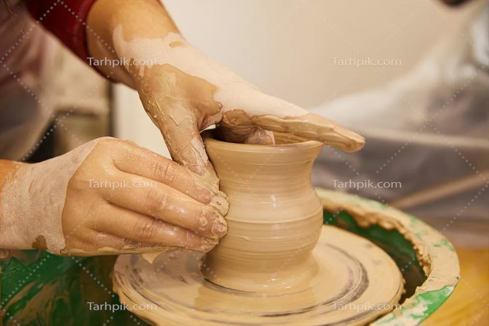 عکس تصویری نزدیک از سفالگری با جزئیات زیبا و رنگ های جذاب