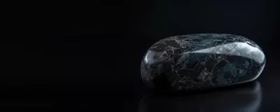 عکس موسگراویت: سنگ قیمتی نادر با زیبایی خیره کننده بر روی پس زمینه سیاه