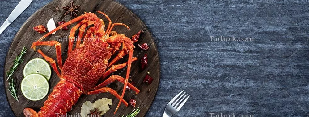 عکس لذیذترین غذاهای دریایی: خرچنگ پخته شده با چنگال و چاقو در پس زمینه سنگی