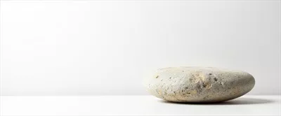 عکس سنگی صاف و خاکستری بر روی زمینه سفید با جزئیات زیبا