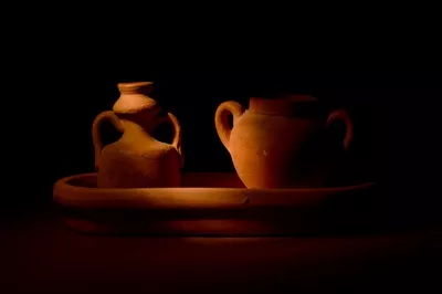 عکس دو گلدان کوچک سفالی با طراحی زیبا و تاریخی