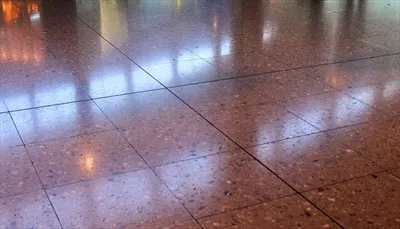عکس تصویری نزدیک از بافت و ساختار کاشی های کف با جزئیات دقیق
