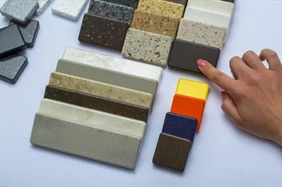 عکس نمای نزدیک از سنگ های طبیعی با دست زن، تبلیغ مواد تعمیراتی برای کاشی و سنگ نما