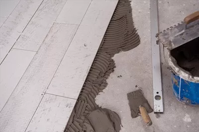 عکس کاشی های سرامیکی با طرح چوب و ابزارهای لازم برای کاشی کار