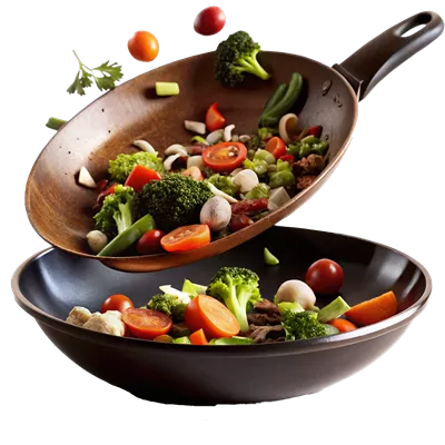 عکس دوربری سبزیجات سرخ شده خوشمزه و سالم در تابه مسی و وک مدرن