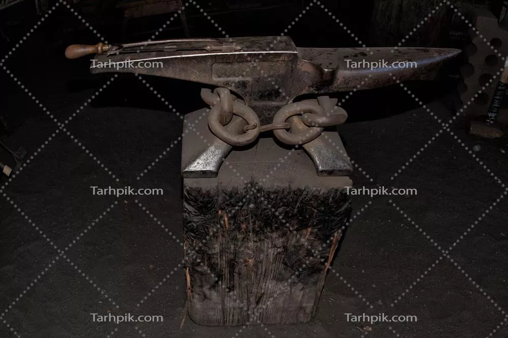 عکس جزئیات نزدیک از کوره و آهنگری: هنر و صنعت در دستان آهنگر