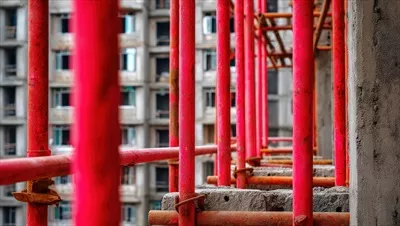 عکس نرده فلزی قرمز رنگ با طراحی مدرن و جذاب برای فضاهای باز