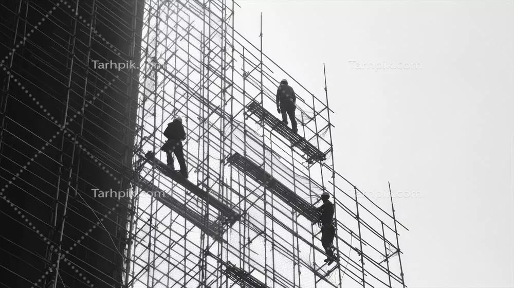 عکس کارگران ساختمانی در حال کار بر روی داربست در حین نوسازی ساختمان