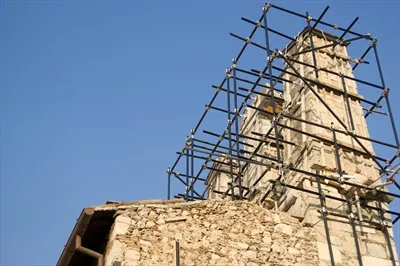 عکس بررسی جزئیات و آثار زلزله در شهر لاکویلا و مناطق اطراف آن
