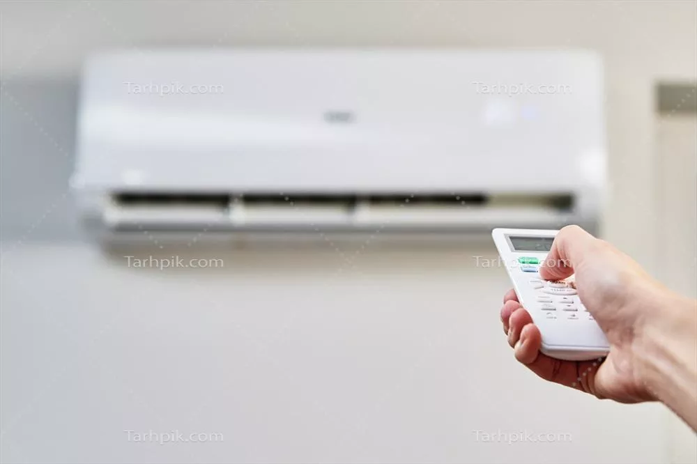 عکس تنظیم دما بر روی کولر گازی با دقت و مهارت