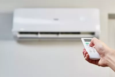 عکس تنظیم دما بر روی کولر گازی با دقت و مهارت
