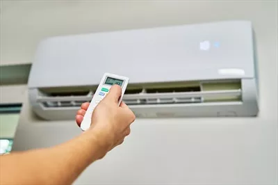عکس تنظیم دما بر روی کولر گازی با دقت و مهارت