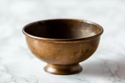 عکس کاسه مسی ترک دست ساز با سطح صاف و طراحی منحصر به فرد