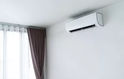 عکس تصویری زیبا از کولر گازی نصب شده بر روی دیوار سفید