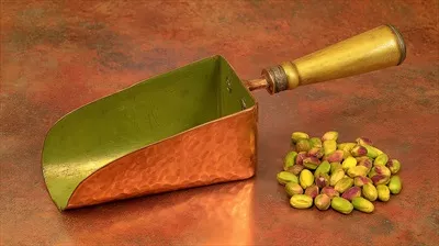عکس اسکوپ قدیمی و پسته تازه بر روی سطح بافت دار و زیبا