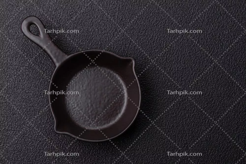 عکس ظرف سس سرامیکی سفید زیبا و خالی بر روی پس زمینه بتنی