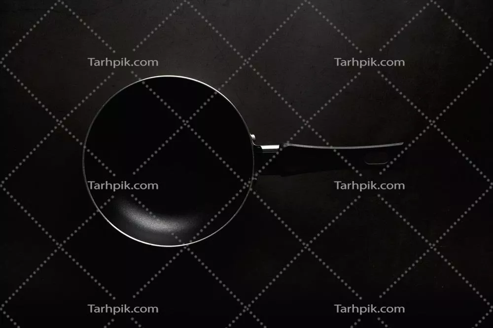 عکس نمایی جذاب از یک تابه سیاه با طراحی مدرن و کاربردی
