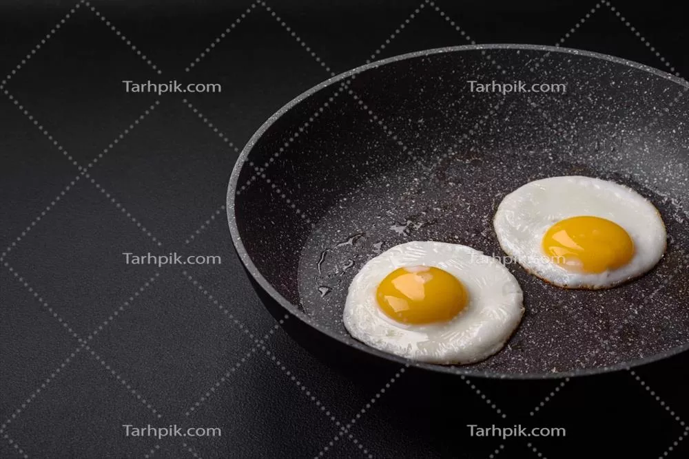 عکس صبحانه انگلیسی خوشمزه و مغذی با تخم مرغ سرخ کرده و گوجه فرنگی