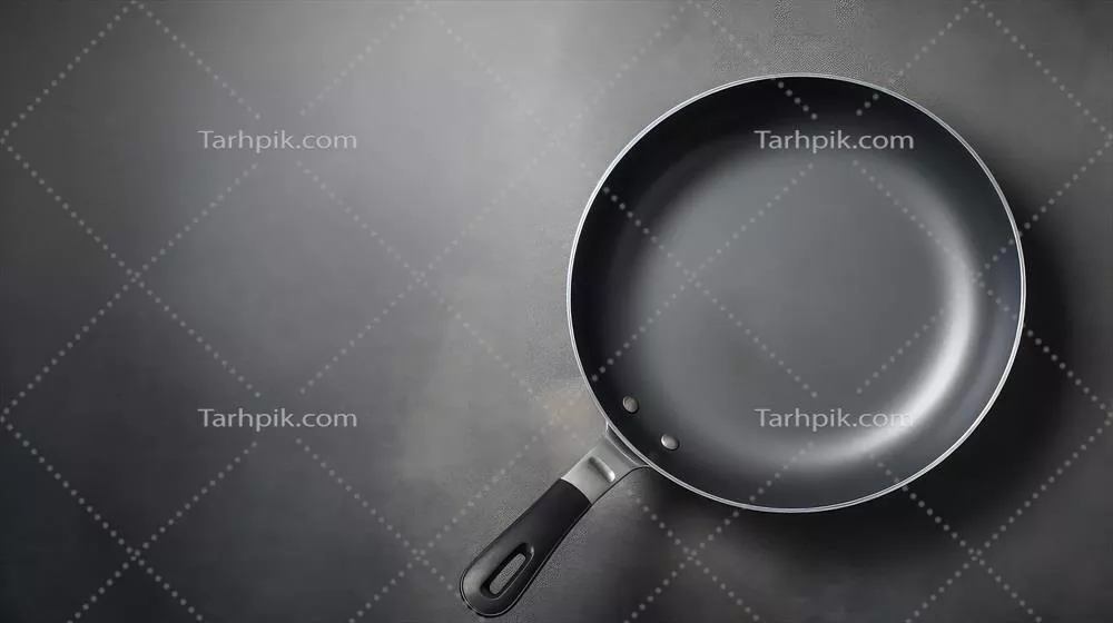 عکس تجسمی از یک تابه سیاه خالی بر روی پس زمینه ای تاریک و خالی