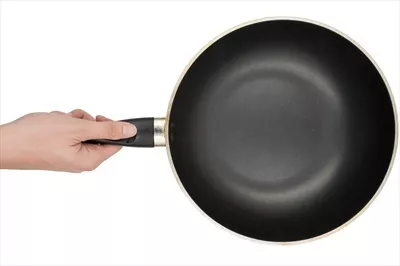 عکس دست گرفتن یک تابه خالی بر روی پس زمینه سفید