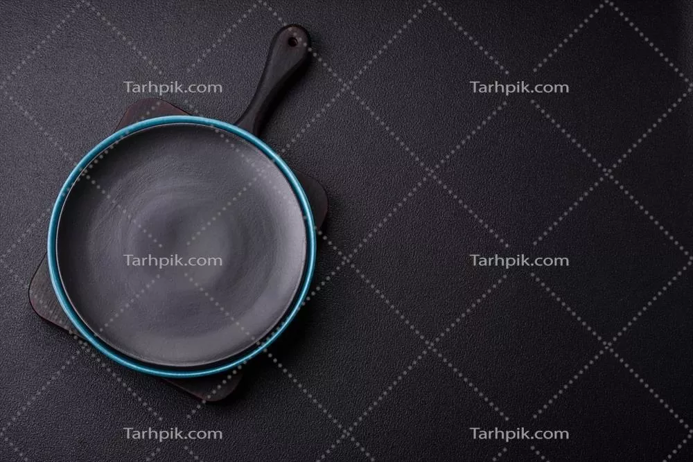 عکس ظرف سرامیکی گرد و خالی بر روی زمینه بتنی با طراحی زیبا