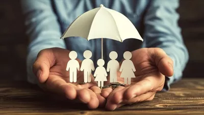 عکس نمایش یک نماینده بیمه هوش مصنوعی در حال حفاظت از خانواده با چتر