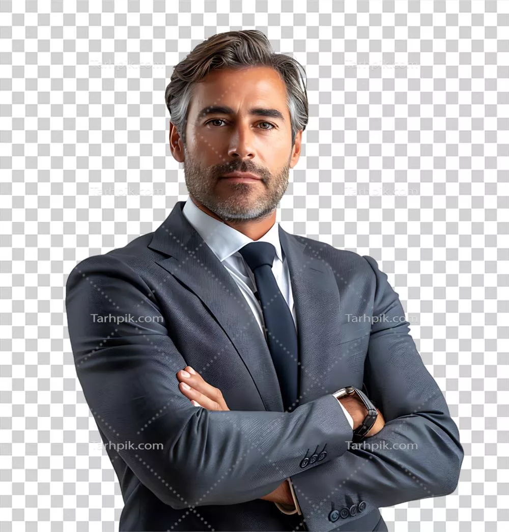 عکس دوربری تصویری از یک مرد با کت و شلوار مشکی که به دوربین لبخند می زند
