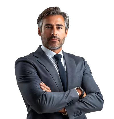 عکس دوربری تصویری از یک مرد با کت و شلوار مشکی که به دوربین لبخند می زند