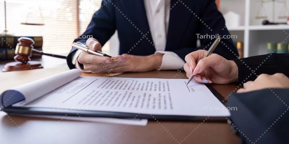 عکس وکیل حرفه ای در حال امضای قرارداد با مشتری در دفتر کار