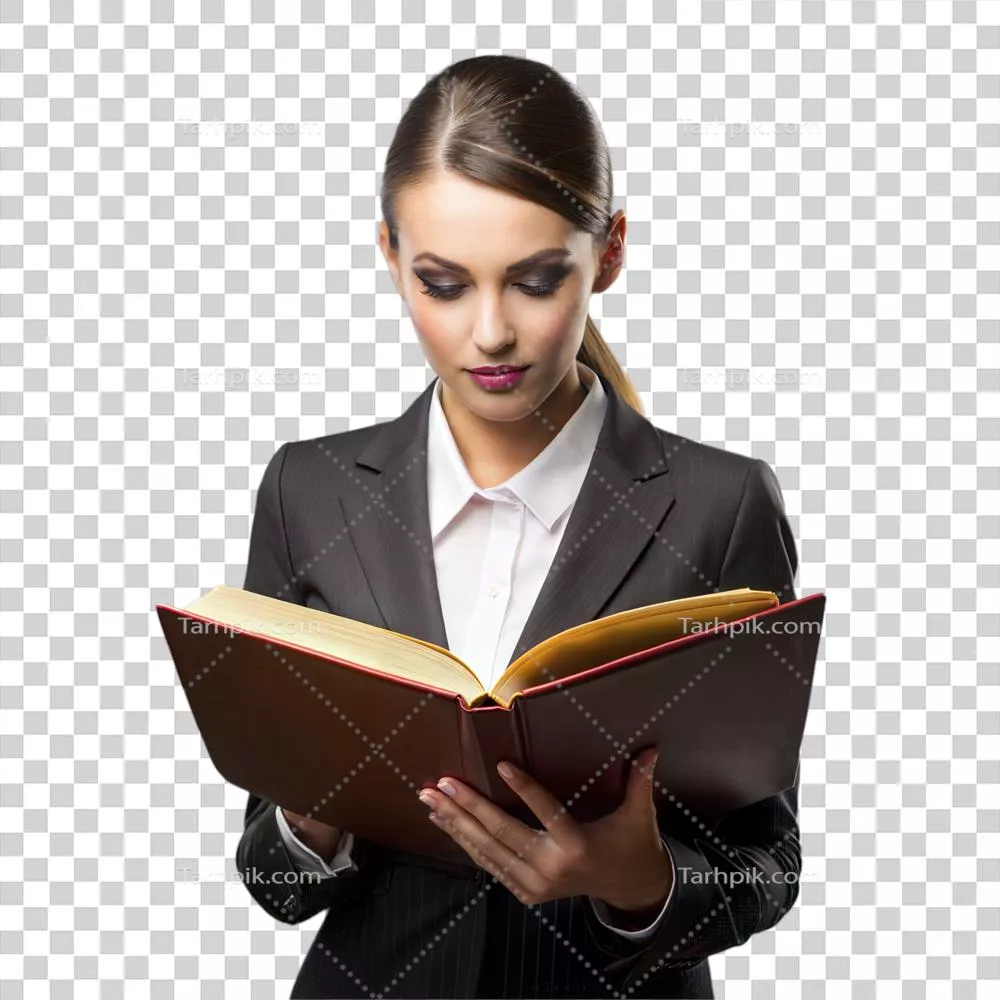 عکس دوربری زنی حرفه ای در لباس کسب و کار در حال مطالعه کتاب