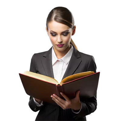عکس دوربری زنی حرفه ای در لباس کسب و کار در حال مطالعه کتاب