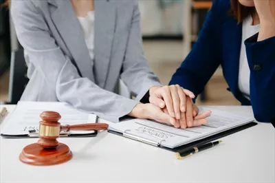 عکس مشاوره حقوقی برای کارآفرینان زن در زمینه حقوق کسب و کار