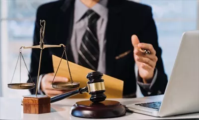 عکس مشاوره حقوقی و تجاری: بررسی قراردادها و ترازوی عدالت در دفتر وکالت