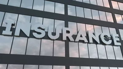 عکس ساختمان شرکتی بیمه با نمای شیشه ای و انعکاس آسمان در آن
