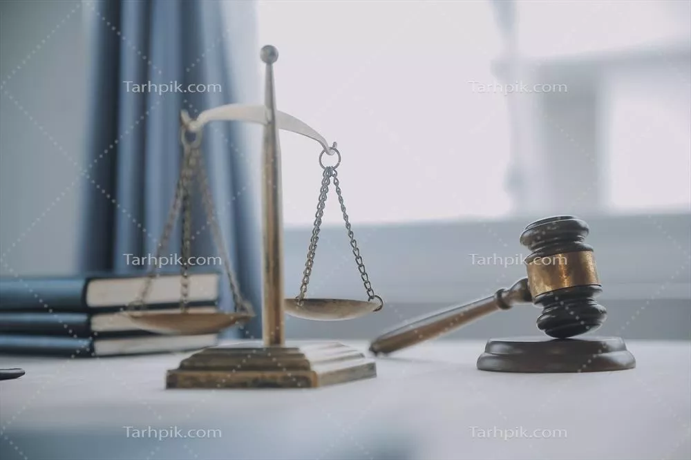 عکس مشاوره حقوقی و تجاری: وکلای متخصص در حال بررسی قراردادها در دفتر کار