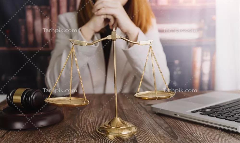 عکس مشاوره حقوقی و تجاری: وکلای متخصص در حال بررسی قراردادها در دفتر کار