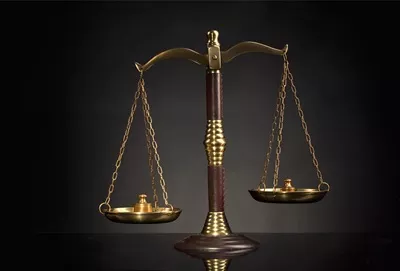 عکس مفهوم دفتر وکالت: تجهیزات و لوازم مرتبط با وکیل و مشاوره حقوقی
