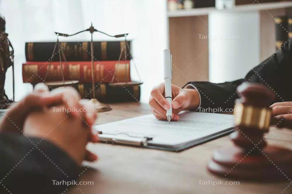 عکس مشاوره حقوقی و راهنمایی وکیل برای امضای قراردادهای تجاری و معاملات ملکی