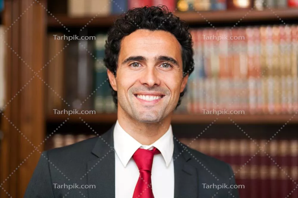 عکس پرتره ای از وکیل با اعتماد به نفس و حرفه ای در محیط کار